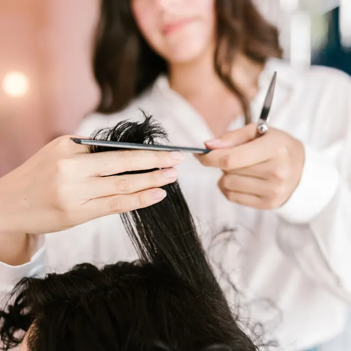 Cabeleireira cortando cabelo liso em salão de beleza no Centro de Londrina