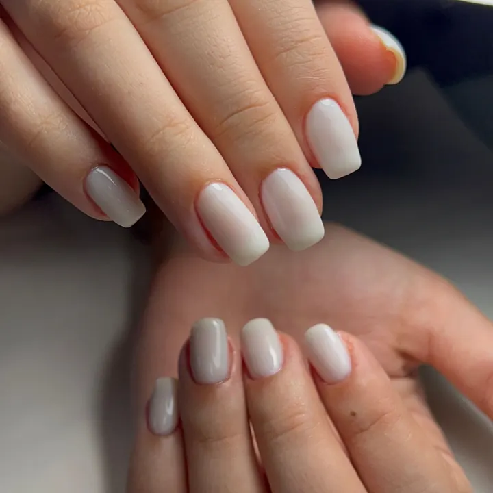 Unhas com esmaltação nude feitas na esmalteria Cheia de Charme em Londrina