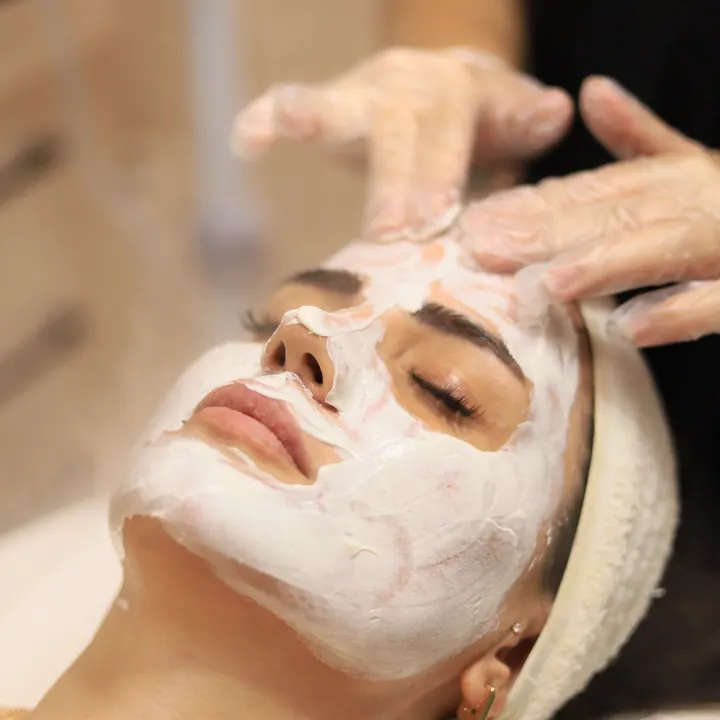 Cliente recebendo limpeza de pele facial no salão Cheia de Charme em Londrina