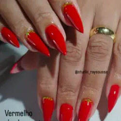 Unhas vermelhas feitas na esmalteria Cheia de Charme