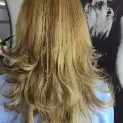 Cabelo loiro com escova modelada no Cheia de Charme