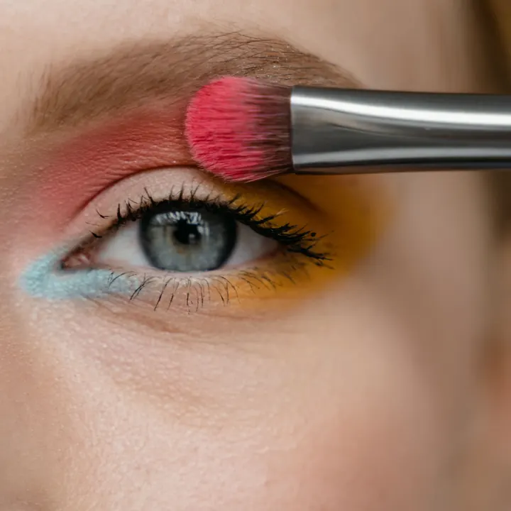 Maquiagem colorida nos olhos feita por maquiadora profissional em Londrina